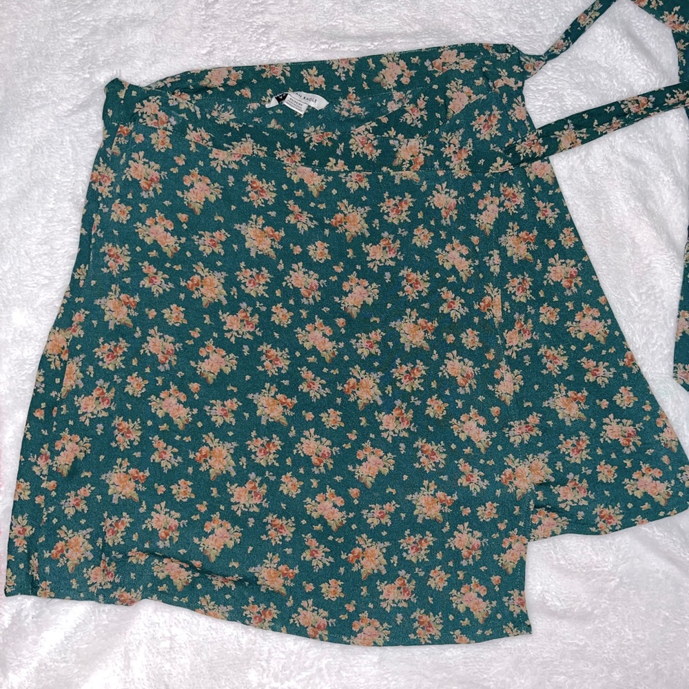 American Eagle size M green floral wrap mini skirt